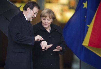Angela Merkel y Mariano Rajoy, durante la ceremonia de bienvenida con honores militares celebrada en la Cancilllería con motivo de la XXIV cumbre bilateral, en Berlín.