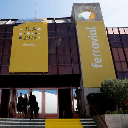 Entrada al auditorio de la ONCE donde se celebró la junta general de accionistas de Ferrovial 2023