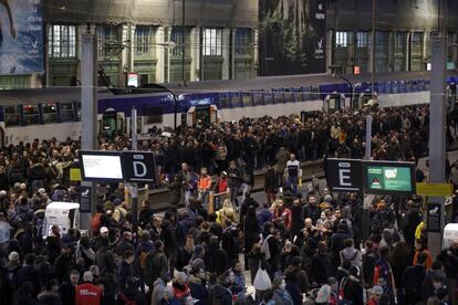 A primeira das 36 jornadas de greve não consecutivas até o final de junho nas ferrovias francesas começa com um forte impacto no transporte no que põe em xeque as reformas do presidente, Emmanuel Macron. Na imagem, passageiros na estação de trem de Paris.