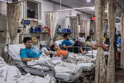 Más de 40 países han comenzado a enviar ayuda a la India para cooperar en la lucha contra la pandemia, entre ventiladores y equipos médicos, además de generadores de oxígeno, cilindros, concentradores y reguladores. En la imagen, pacientes, en un hospital de Nueva Delhi.