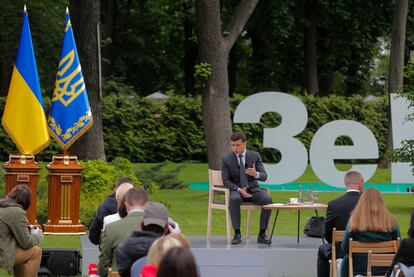 Zelenski en los jardines del palacio Mariinski en Kiev, durante la conferencia de prensa.