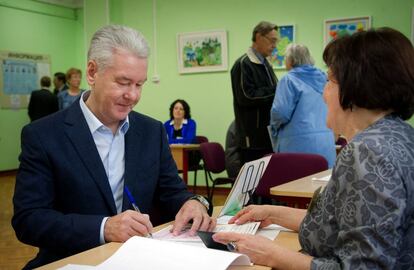 El alcalde en funciones, Sergui Sobianin, estrecho aliado del presidente ruso, Vladmir Putin, parte como gran favorito a la reeleccin, segn todos los sondeos de opinin. Pese a su falta de carisma y el hecho de que es oriundo de Siberia, la mayora de moscovitas estn satisfechos con la gestin del alcalde, que sustituy hace tres a?os a Yuri Luzhkov, que fue destituido tras ejercer ese cargo durante 18 a?os.