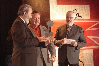 Millán recibe el premio de manos del alcalde de Huesca, Fernando Elboj. A la derecha, &#39;Forges&#39;.