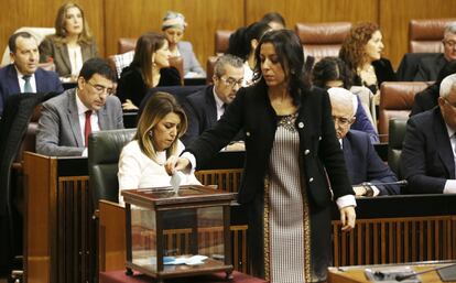 La diputada almeriense de Ciudadanos Marta Bosquet ha sido elegida presidenta de la Mesa del Parlamento. En la imagen, depositando su voto en la urna.