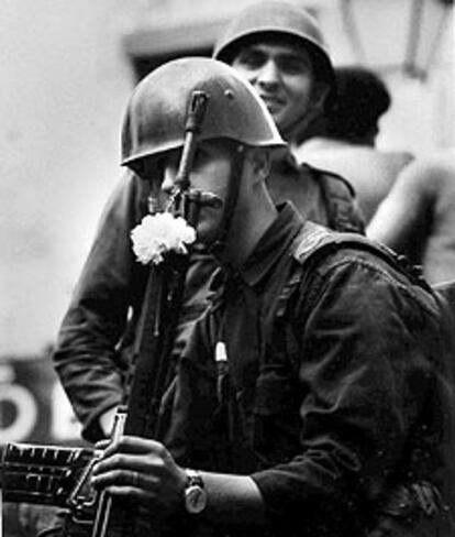 Soldado portando un clavel en su fusil el 25 de abril de 1974 en Portugal.