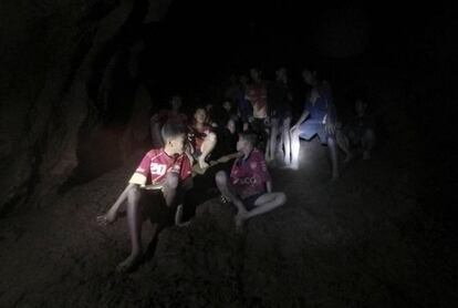 Los 12 menores y su entrenador, desaparecidos en la cueva Tham Luang, en el momento de su rescate en Tailandia.