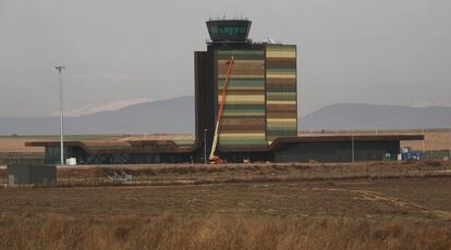 Vista del nuevo aeropuerto de la ciudad catalana en el que se aprecia el techo-manto con sus colores semejantes al paisaje leridano.