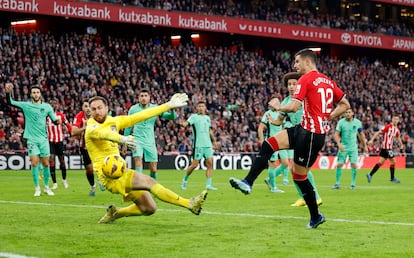 Gorka Guruzeta marca el primer gol del Athletic ante el Atlético.