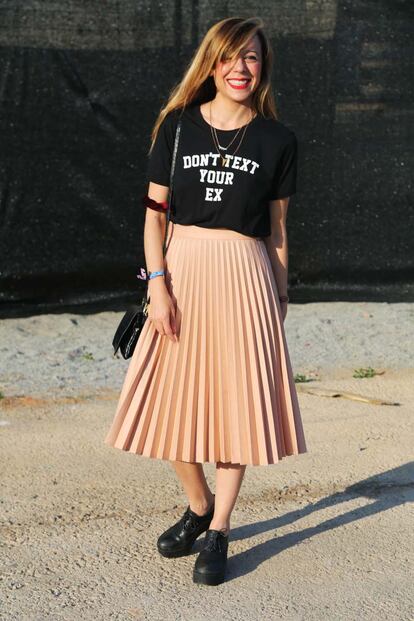 Alicia lleva camiseta con mensaje de Zara, falda de Zara y zapatos de H&M.