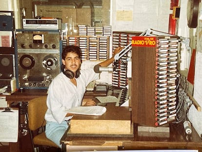 Juan Carlos Hidalgo, en su juventud, trabajando como locutor en Radio Tiro.