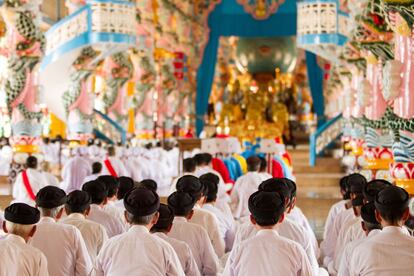 Rezos en el templo de Cao Dai, en Vietnam.