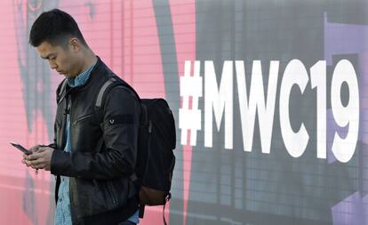 Un visitante en la Fira de Barcelona donde se celebra el MWC.