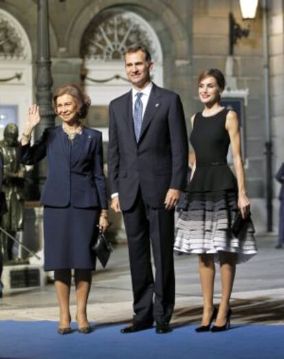 Los reyes Felipe y Letizia, acompañados por la reina Sofía, al finalizar la ceremonia de entrega de los premios Princesa de Asturias.