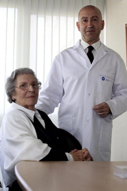 Matilde Bardón y el médico que la operó, el urólogo Juan Ruiz de Burgos.