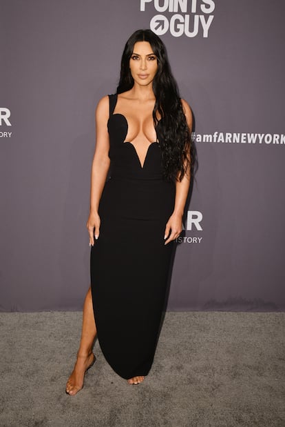 Kim Kardashian, de negro y con sugerente escote de Versace.