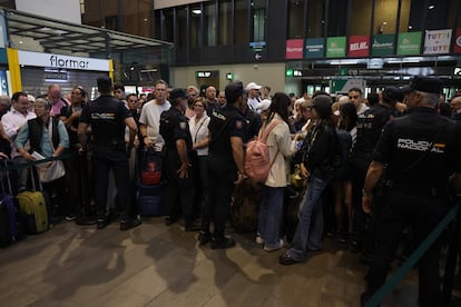 Agentes de la policía nacional controlan el acceso en la estación de Santa Justa de Sevilla, este martes.
