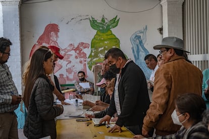 Funcionarios de casilla dan instrucciones a los votantes, en un colegio electoral en el pueblo de San Gaspar, en el Estado de México.