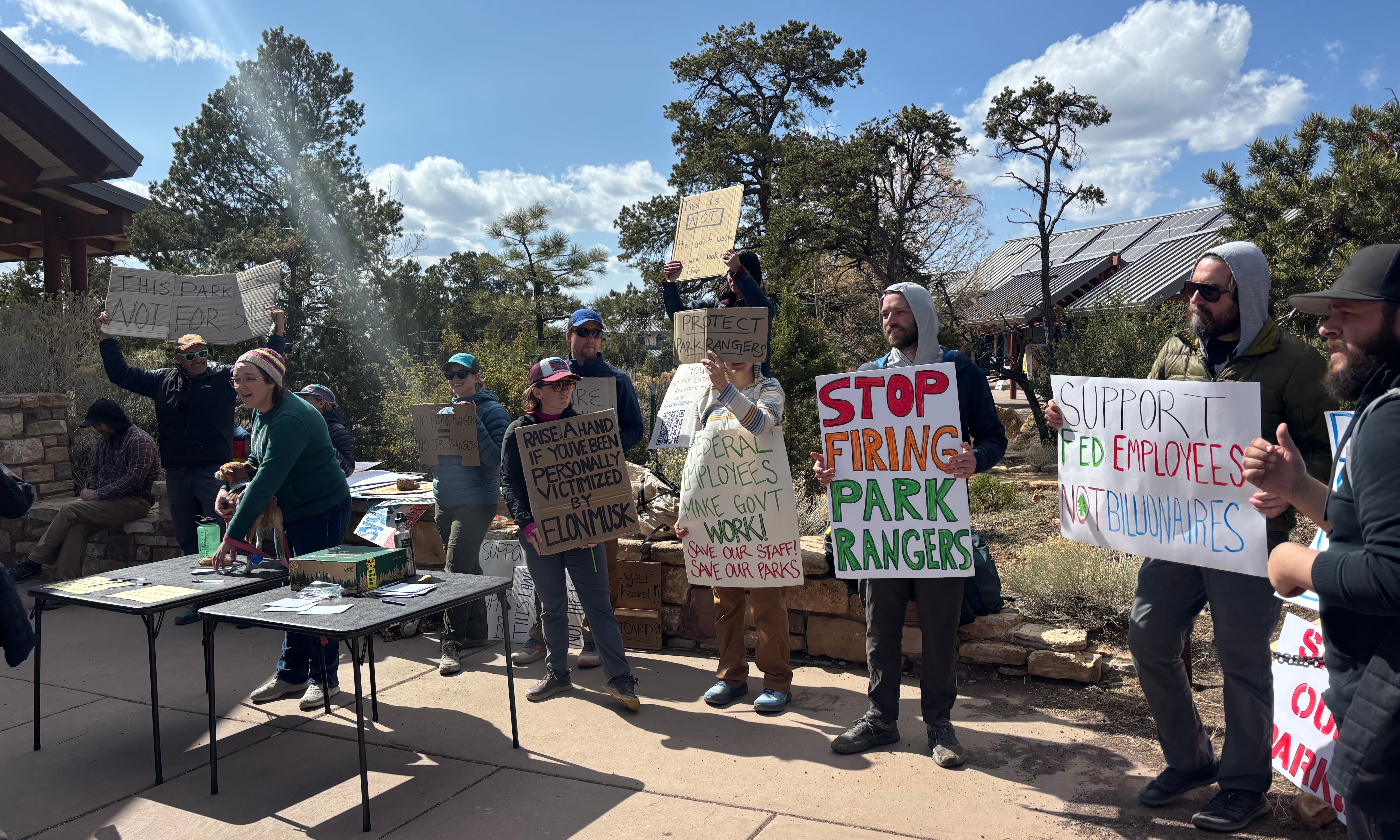 Un grupo de trabajadores del Gran Cañon protestan a causa de los recortes sufridos por los Parques Nacionales, el 30 de marzo de 2025, en Grand Canyon Village  (Arizona).