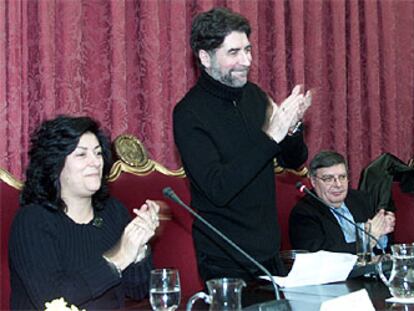 Almudena Grandes, Joaquín Sabina, Miguel Carmona y Luis García Montero, ayer, en la Universidad de Sevilla.