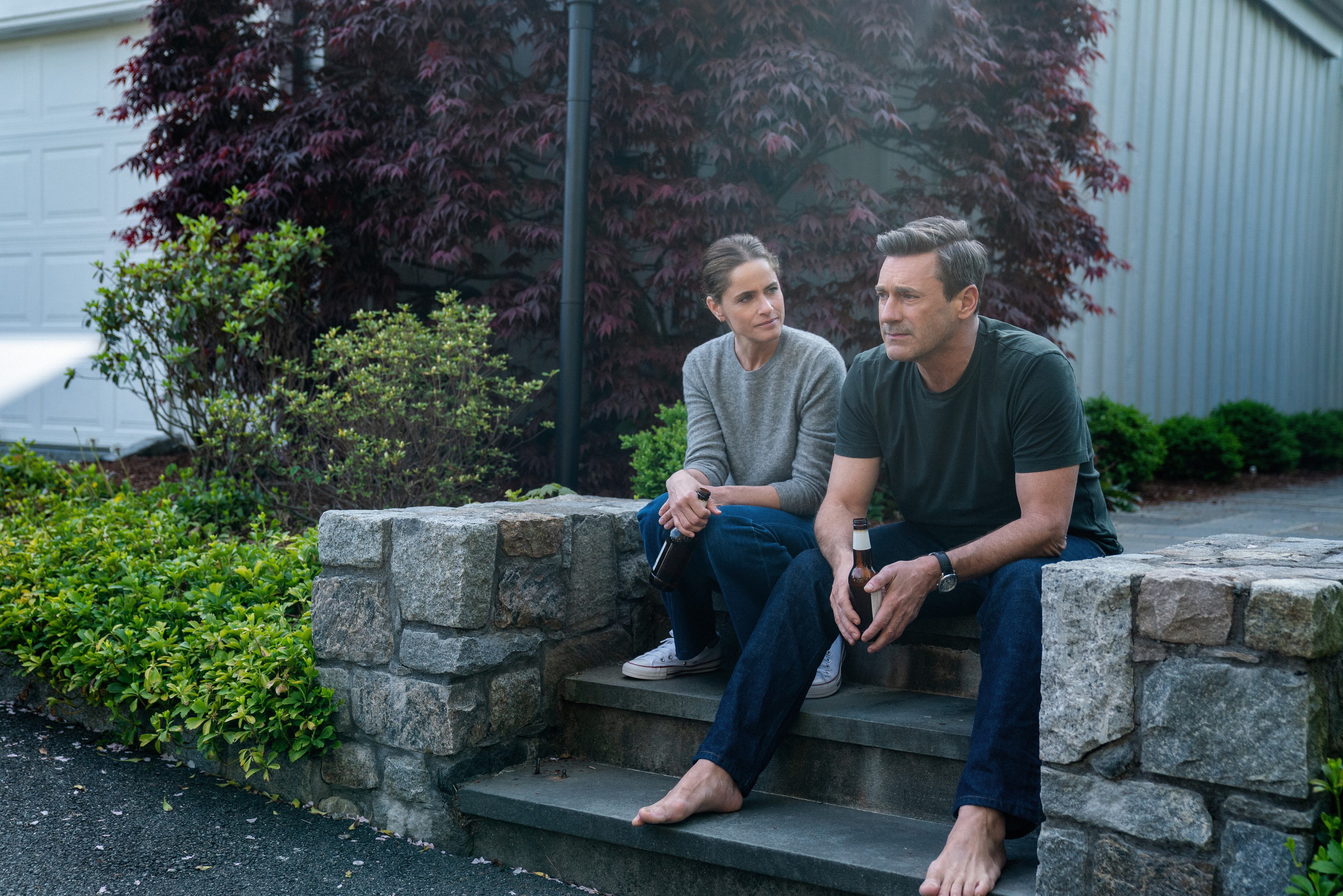 Amanda Peet y Jon Hamm, en 'Vicios ocultos'.