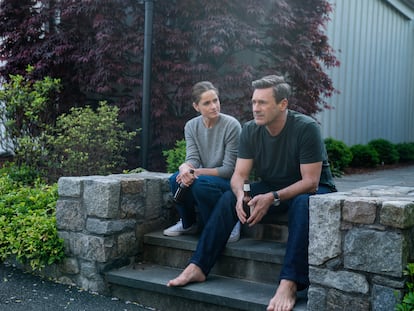 Amanda Peet y Jon Hamm, en 'Vicios ocultos'.