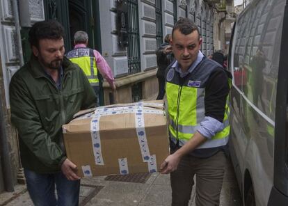 Polic&iacute;as judiciales retiran documentaci&oacute;n del Ayuntamiento de Pontevedra durante la Operaci&oacute;n Patos en febrero de 2014.