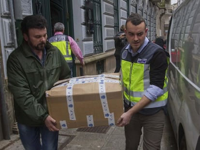 Polic&iacute;as judiciales retiran documentaci&oacute;n del Ayuntamiento de Pontevedra durante la Operaci&oacute;n Patos en febrero de 2014.