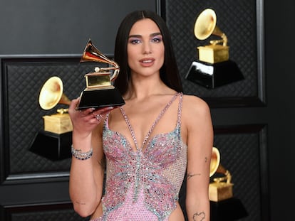 Dua Lipa, posando con su Grammy