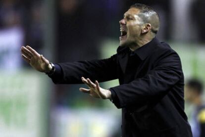 Simeone gives instructions during a Racing Avellaneda match.