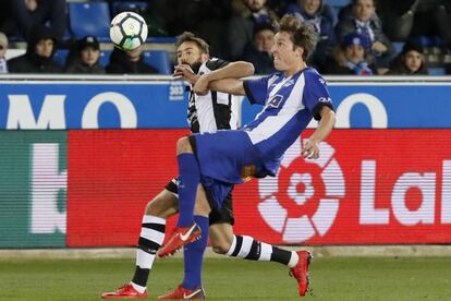 Pina disputa el bal&oacute;n ante Morales.