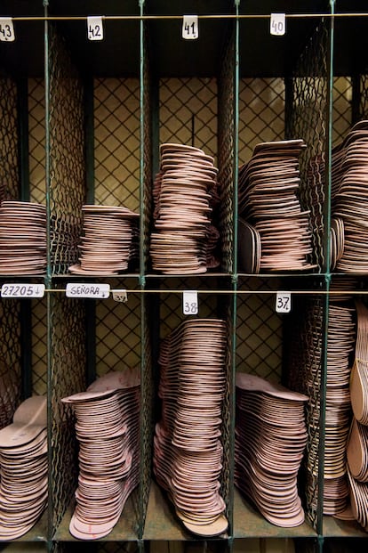 Plantillas de varias tallas en la fábrica de Inca.