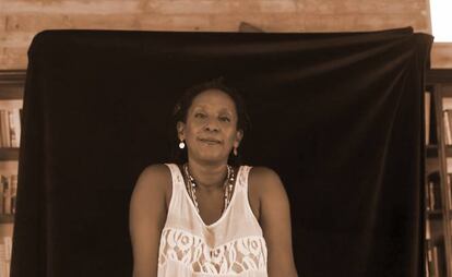 Poeta, narradora, gestora cultural, Mayra Santos-Febres (Carolina, Puerto Rico, 1966) fue la primera escritora de su país en abandonar el claustro alquímico y asumir la teatralidad lúdica, no menos crítica, del poema oral; y lo hizo, con audacia, desde el happening y el histrionismo barroquizante. Nuestra señora de la noche (2008) es una alegoría de la deshumanización clasista. Sirena Selena vestida de pena (2012), cuyo héroe es un drag queen, fue su mayor asalto a la institución nacional literaria. Desde una sintaxis narrativa funambulesca, la autora escenifica el mundo colonial como un espectáculo que celebra su propia desaparición.