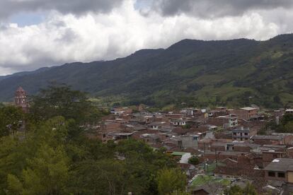 Vista parcial del pueblo de San Carlos. A este municipio del oriente de la región de Antioquia, situado a 119 kilómetros de Medellín, volvieron más de 2.850 familias de las más de 4.000 que fueron desplazadas. 