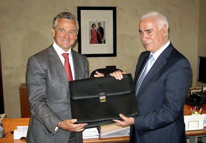 El nuevo consejero de Cultura y Deporte, Luciano Alonso, recibe la cartera del consejero saliente Paulino Plata, tras la toma de posesión del nuevo Ejecutivo andaluz de coalición.