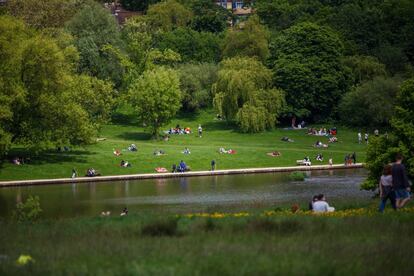 Londinenses y turistas en Hampstead Heath, en Londres.