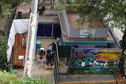 Trabajadores realizan una limpieza del Pozo Alfonso XIII, el 11 de abril.