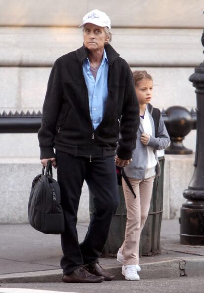 Michael Douglas va a buscar a su hija al colegio en Manhattan, el 5 de octubre de 2010