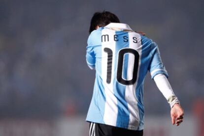 Messi se lamenta durante el partido