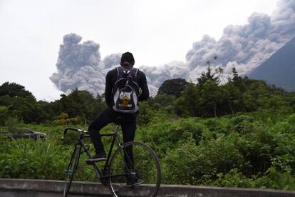 Un home observa la columna de fum després d'una erupció del volcà de Fuego, el 3 de juny.