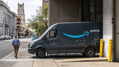 Una furgoneta de Amazon Prime realiza un servicio en Minnesota, Estados Unidos.