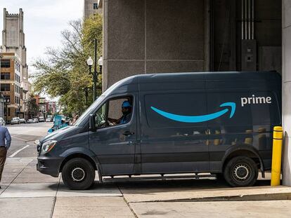 Una furgoneta de Amazon Prime realiza un servicio en Minnesota, Estados Unidos.