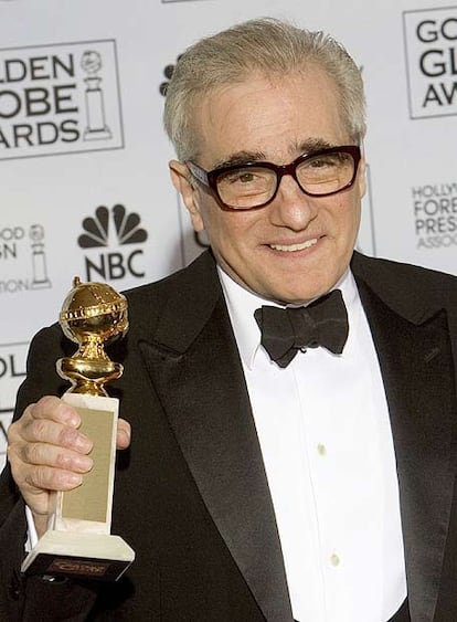 El veterano realizador estadounidense Martin Scorsese muestra su premio como mejor director por la pelcula &#39;Infiltrados&#39;.