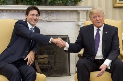 El presidente de Estados Unidos Donald Trump y el primer ministro canadiense Justin Trudeau ejecutando un apretón de manos clásico durante su encuentro en la Casa Blanca el pasado mes de febrero.