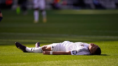 Kylian Mbappé, tumbado sobre el césped este domingo en Barcelona.