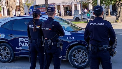 Agentes de la Policía Nacional, en una imagen de archivo.

REMITIDA / HANDOUT por POLICÍA NACIONAL
Fotografía remitida a medios de comunicación exclusivamente para ilustrar la noticia a la que hace referencia la imagen, y citando la procedencia de la imagen en la firma
23/10/2024