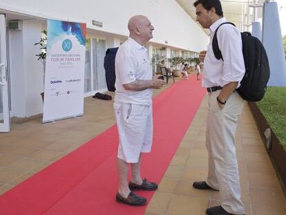 Abel Matutes Prats charla con su padre, Abel Matutes Juan. 