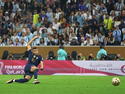 Mbappé scores his second goal for France, which took the World Cup final to extra time.