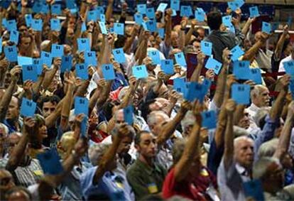 Los socios del equipo catalán dan su apoyo a Laporta en la asamblea de hoy.