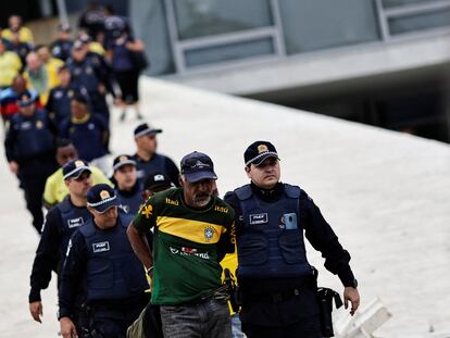 Un seguidor de Bolsonaro es detenido por la policía el 8 de enero de este año.