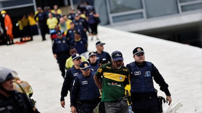 Un seguidor de Bolsonaro es detenido por la policía el 8 de enero de este año.